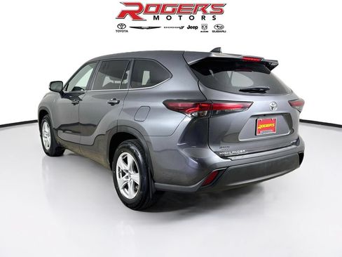 Used 2024 Toyota Highlander LE AWD/4WD image 11