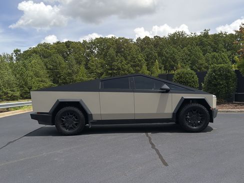 Used 2024 Tesla Cybertruck AWD Crew Cab image 5