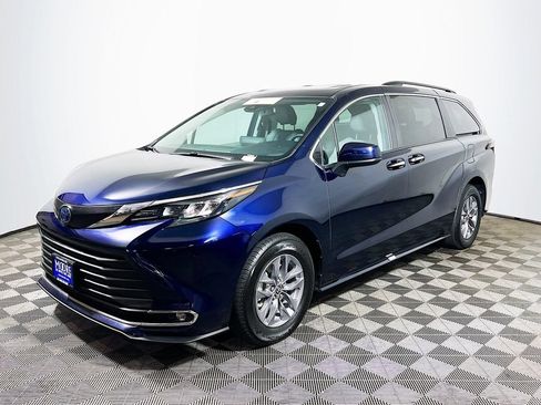 Certified 2024 Toyota Sienna XLE FWD image 3