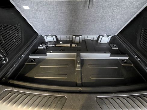 Used 2022 Chevrolet Suburban LT AWD/4WD image 8