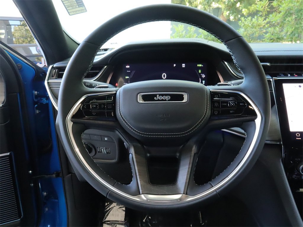 New 2023 Jeep Grand Cherokee Overland w/ Luxury Tech Group IV AWD/4WD image 9