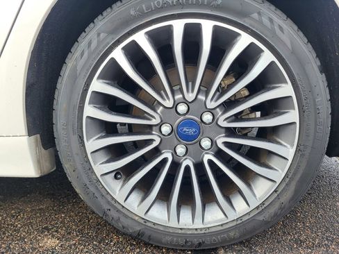 Used 2017 Ford Fusion SE w/ Fusion SE Technology Package image 9