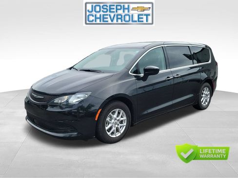 Used 2023 Chrysler Voyager LX FWD image 2