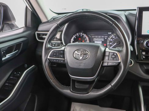 Used 2024 Toyota Highlander XLE FWD image 13