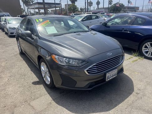 Used 2019 Ford Fusion SE FWD image 1