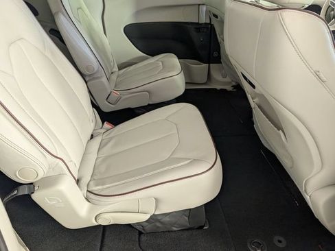Used 2018 Chrysler Pacifica Limited w/ Tire & Wheel Group FWD image 32