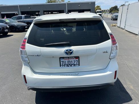 Used 2017 Toyota Prius V Three FWD image 3