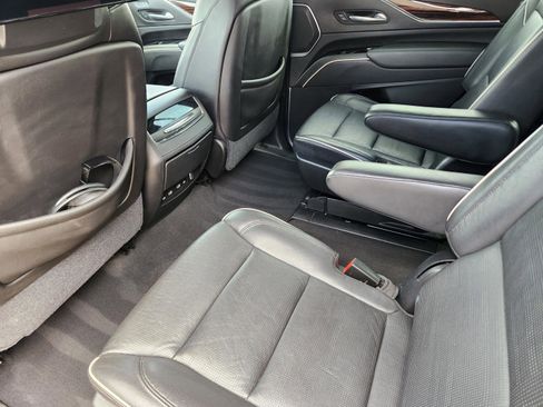 Used 2021 Cadillac Escalade Premium Luxury AWD/4WD image 31