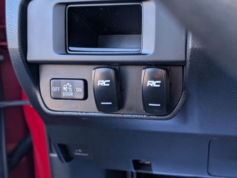 Used 2017 Toyota Tacoma SR image 35