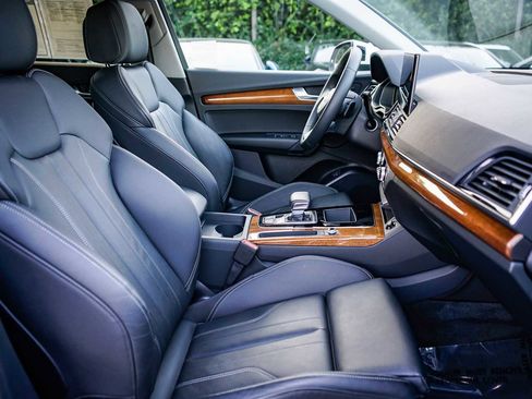 Used 2023 Audi Q5 e Premium w/ Convenience Package image 16