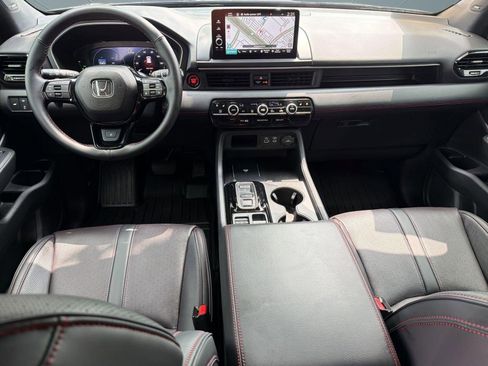 Used 2025 Honda Pilot Black Edition image 17