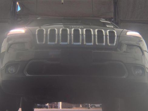 Used 2016 Jeep Cherokee Limited AWD/4WD image 3