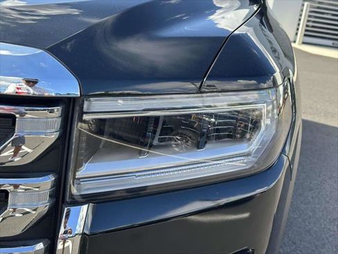 Used 2023 GMC Acadia SLE w/ Driver Convenience Package image 9