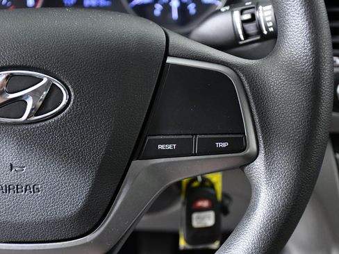 Used 2017 Hyundai Elantra SE image 11