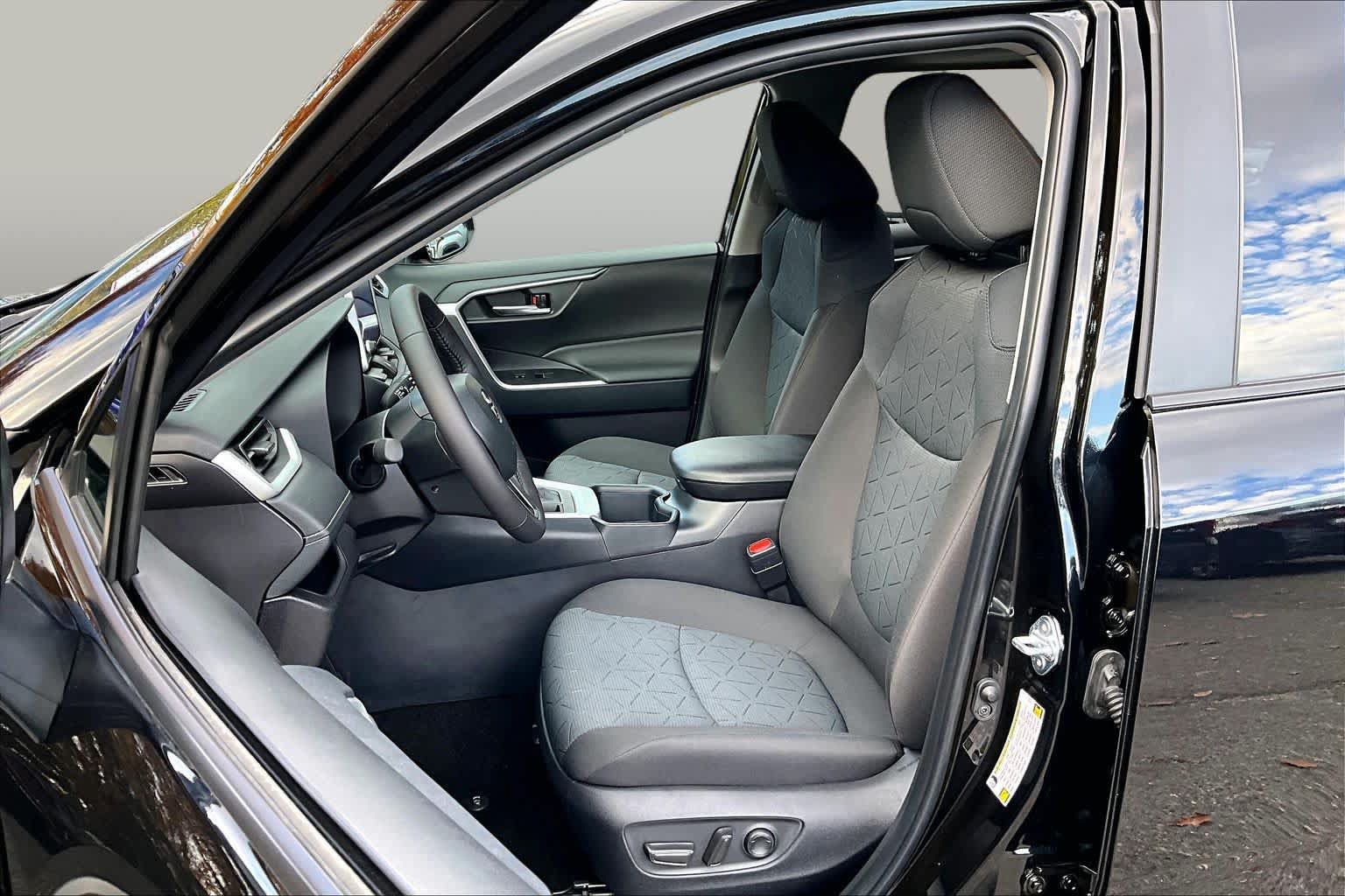 Used 2025 Toyota RAV4 XLE w/ Convenience Package AWD/4WD image 9