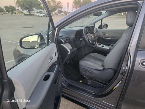 Used 2021 Toyota Sienna Limited image 11