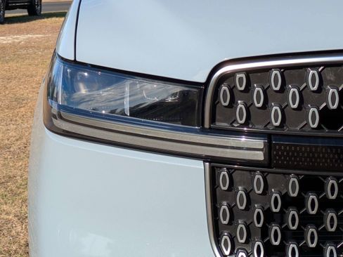 Used 2025 Lincoln Navigator Reserve image 10