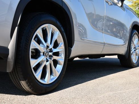 Used 2023 Toyota Highlander Limited image 9