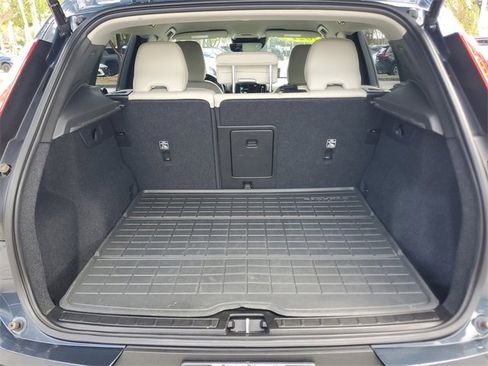 Used 2021 Volvo XC40 T4 Momentum w/ Premium Package image 9