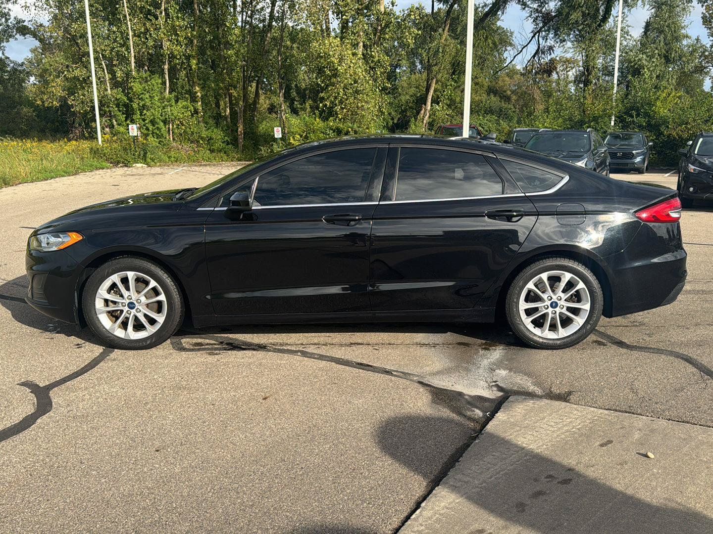 Used 2020 Ford Fusion SE FWD image 2