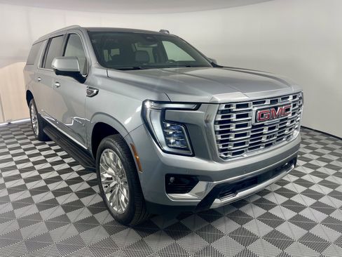Used 2025 GMC Yukon XL Denali AWD/4WD image 7