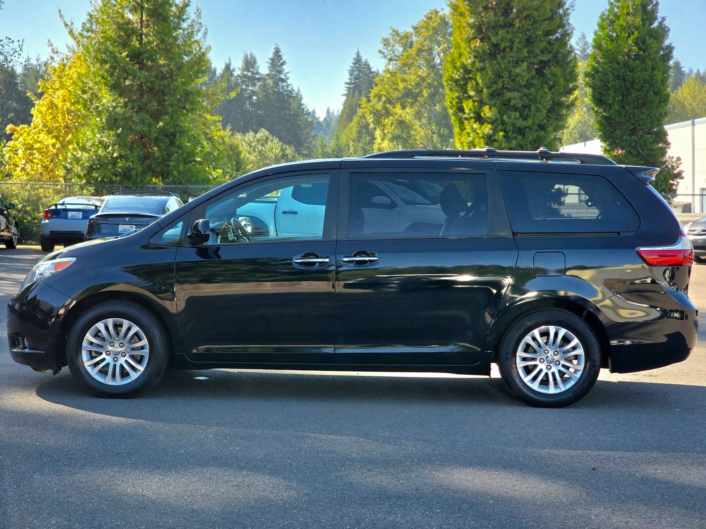 Used 2017 Toyota Sienna XLE w/ XLE Navigation Package FWD image 8