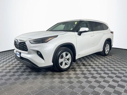 Used 2023 Toyota Highlander LE AWD/4WD image 2
