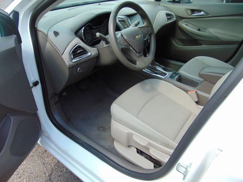 Used 2017 Chevrolet Cruze LT image 2