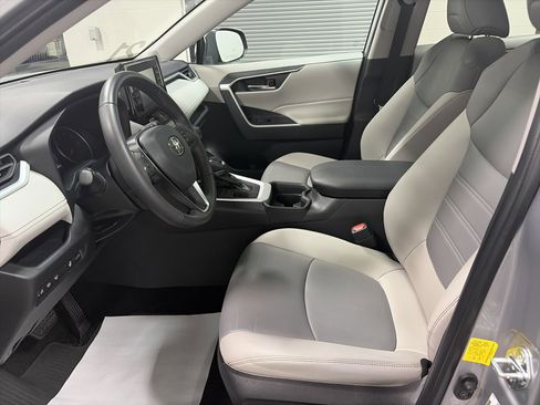 Used 2021 Toyota RAV4 XLE Premium image 14