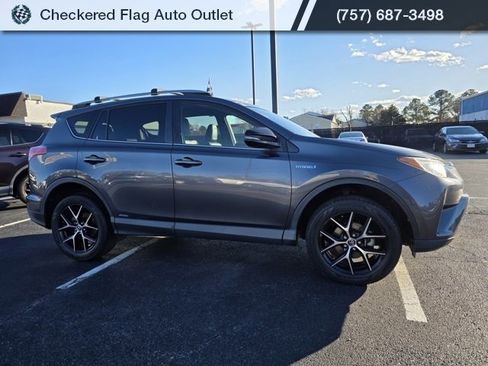 Used 2018 Toyota RAV4 SE image 10
