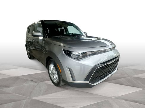 Used 2025 Kia Soul LX w/ LX Technology Package FWD image 2