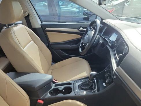 Used 2019 Volkswagen Jetta SE w/ Cold Weather Package FWD image 3