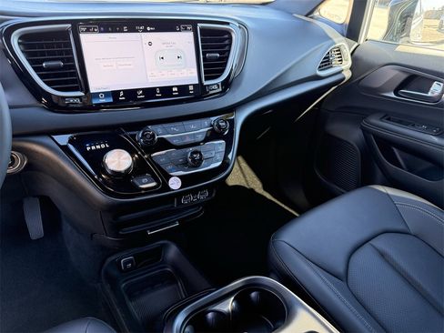 Used 2025 Chrysler Pacifica Select image 26