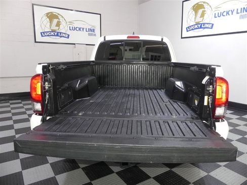 Used 2018 Toyota Tacoma TRD Sport AWD/4WD image 9