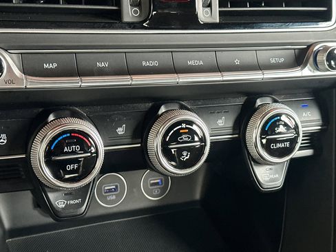 Used 2023 Genesis G70 2.0T image 27