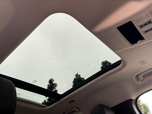 Used 2024 Land Rover Defender 110 SE image 29