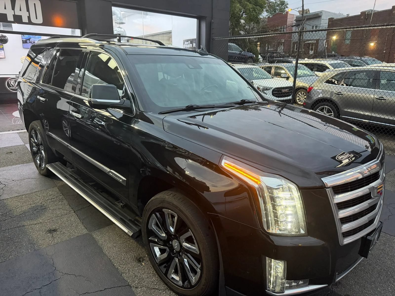 Used 2017 Cadillac Escalade Premium Luxury AWD/4WD image 3