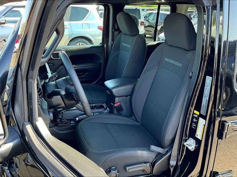 Used 2025 Jeep Wrangler Unlimited Rubicon 4xe w/ Convenience Group AWD/4WD image 23