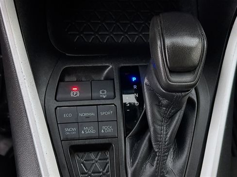 Used 2022 Toyota RAV4 LE AWD/4WD image 19