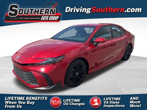 Used 2025 Toyota Camry SE FWD image 1