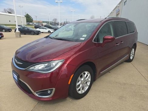 Used 2020 Chrysler Pacifica Touring-L FWD image 4