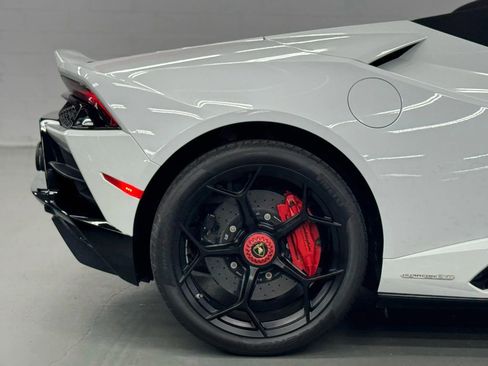 Used 2020 Lamborghini Huracan EVO image 25