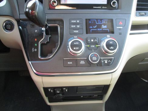 Used 2018 Toyota Sienna XLE Premium image 23