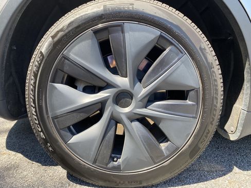 Used 2024 Tesla Model Y Long Range AWD/4WD image 13