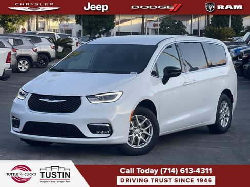 New 2026 Chrysler Pacifica Select FWD image 1