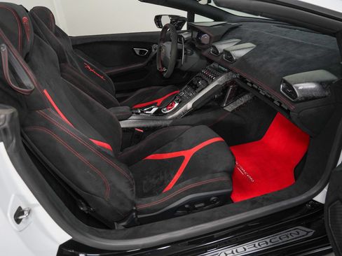Used 2018 Lamborghini Huracan Performante AWD/4WD image 2