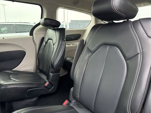 Used 2023 Chrysler Pacifica Touring-L image 23