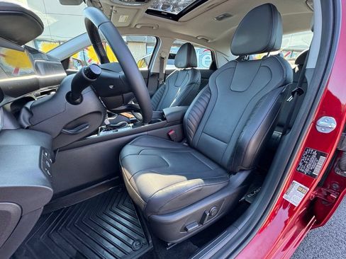 Used 2023 Hyundai Elantra Limited w/ Preferred Accessory Package FWD image 31