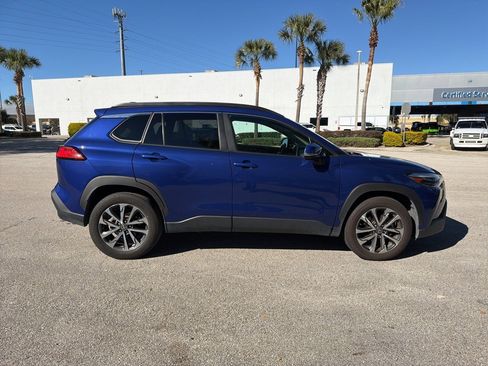 Used 2023 Toyota Corolla Cross XLE image 6