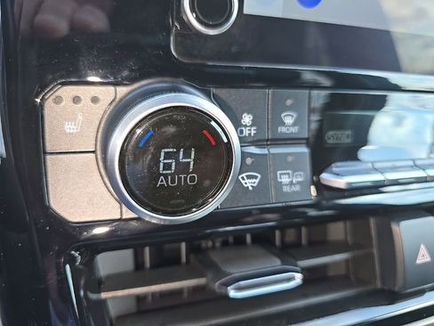 Used 2024 Toyota Highlander XLE image 18